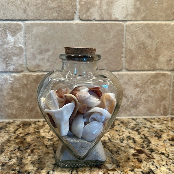 ๐ Decorative Sea Shells and Sand Art in Adorable Glass Heart with Cork Lid - Picture 3 of 10